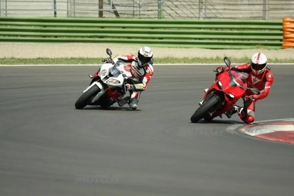 BMW S1000RR VS Ducati Panigale 1199S  (8)