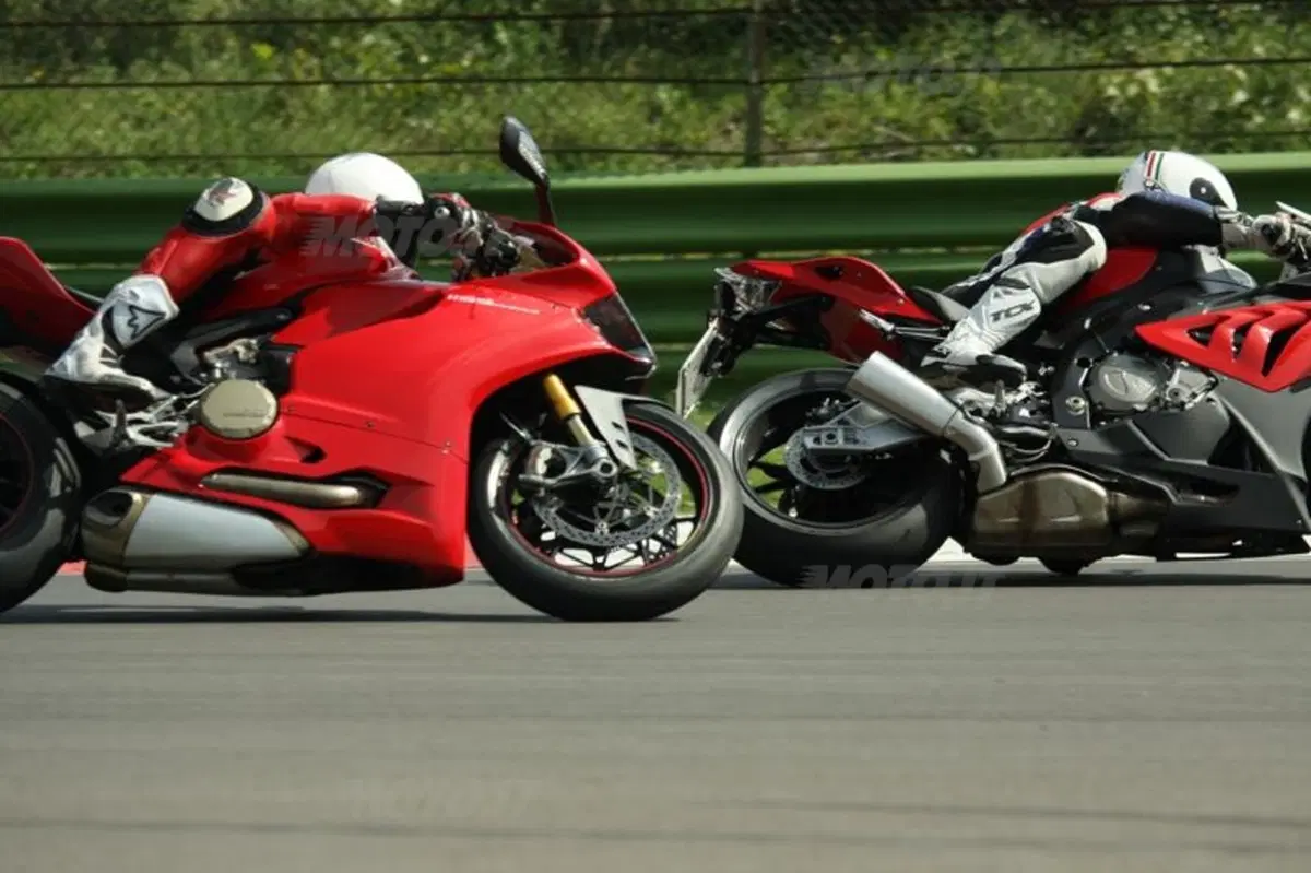 BMW S1000RR VS Ducati Panigale 1199S  (9)