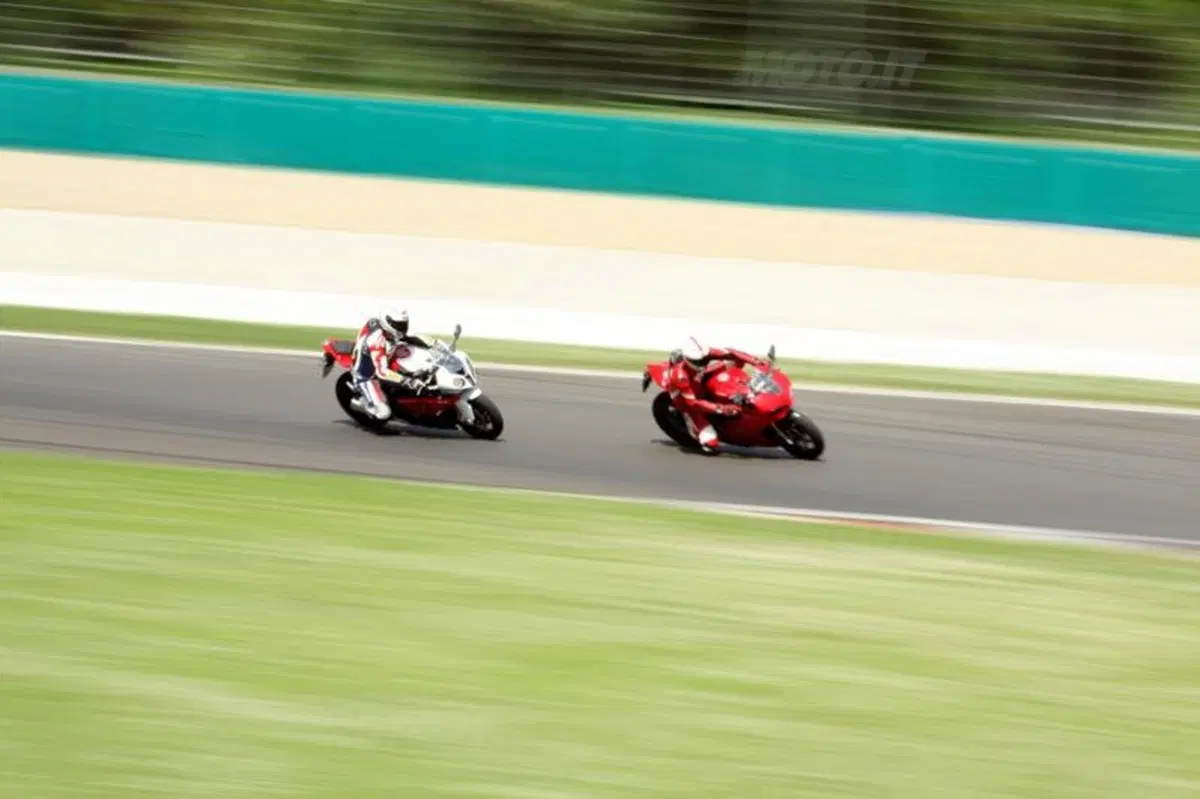 BMW S1000RR VS Ducati Panigale 1199S  (10)