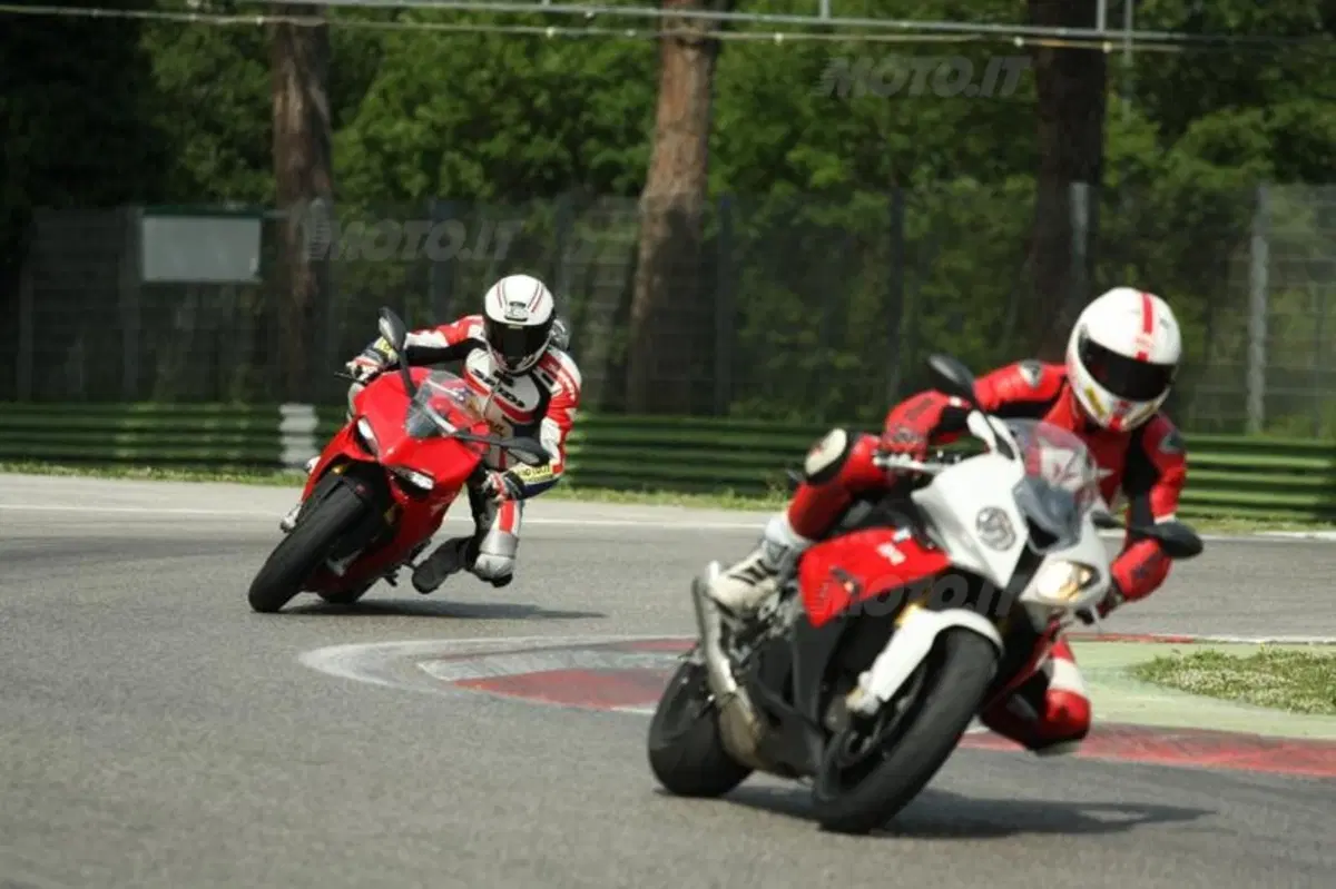 BMW S1000RR VS Ducati Panigale 1199S  (11)