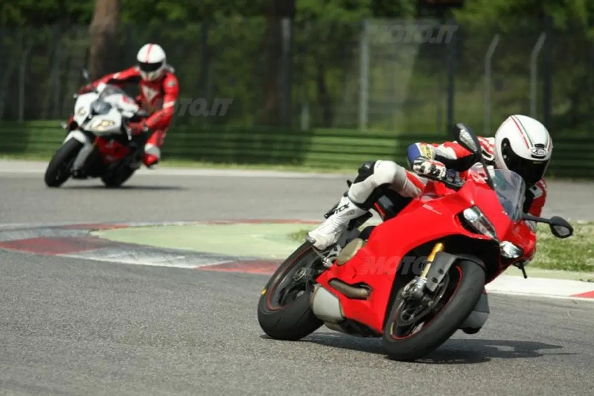 BMW S1000RR VS Ducati Panigale 1199S  (12)