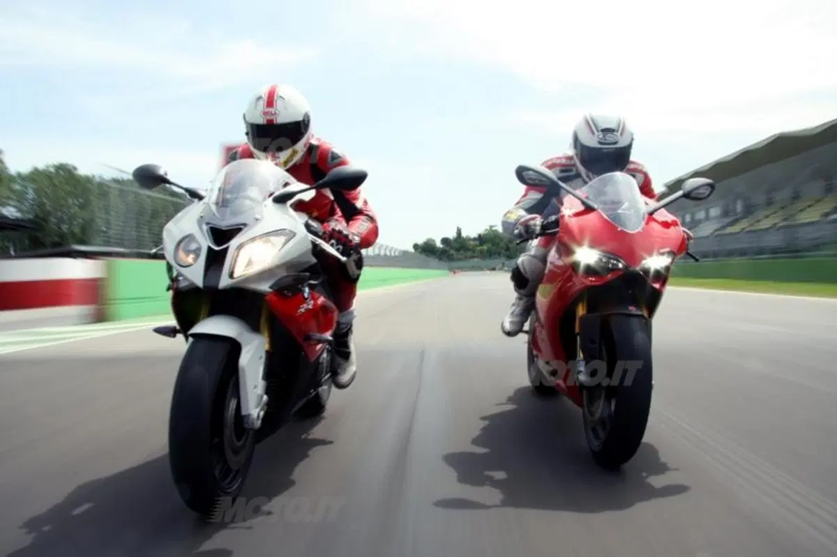 BMW S1000RR VS Ducati Panigale 1199S  (13)