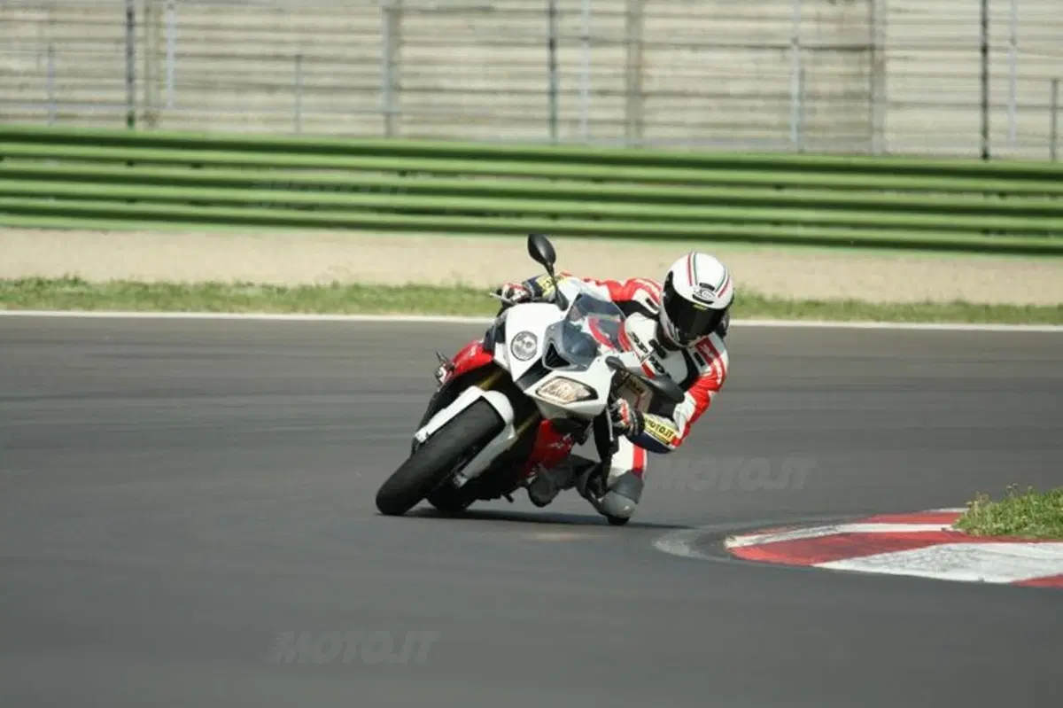 BMW S1000RR VS Ducati Panigale 1199S  (14)