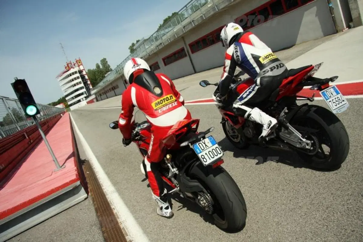 BMW S1000RR VS Ducati Panigale 1199S  (17)