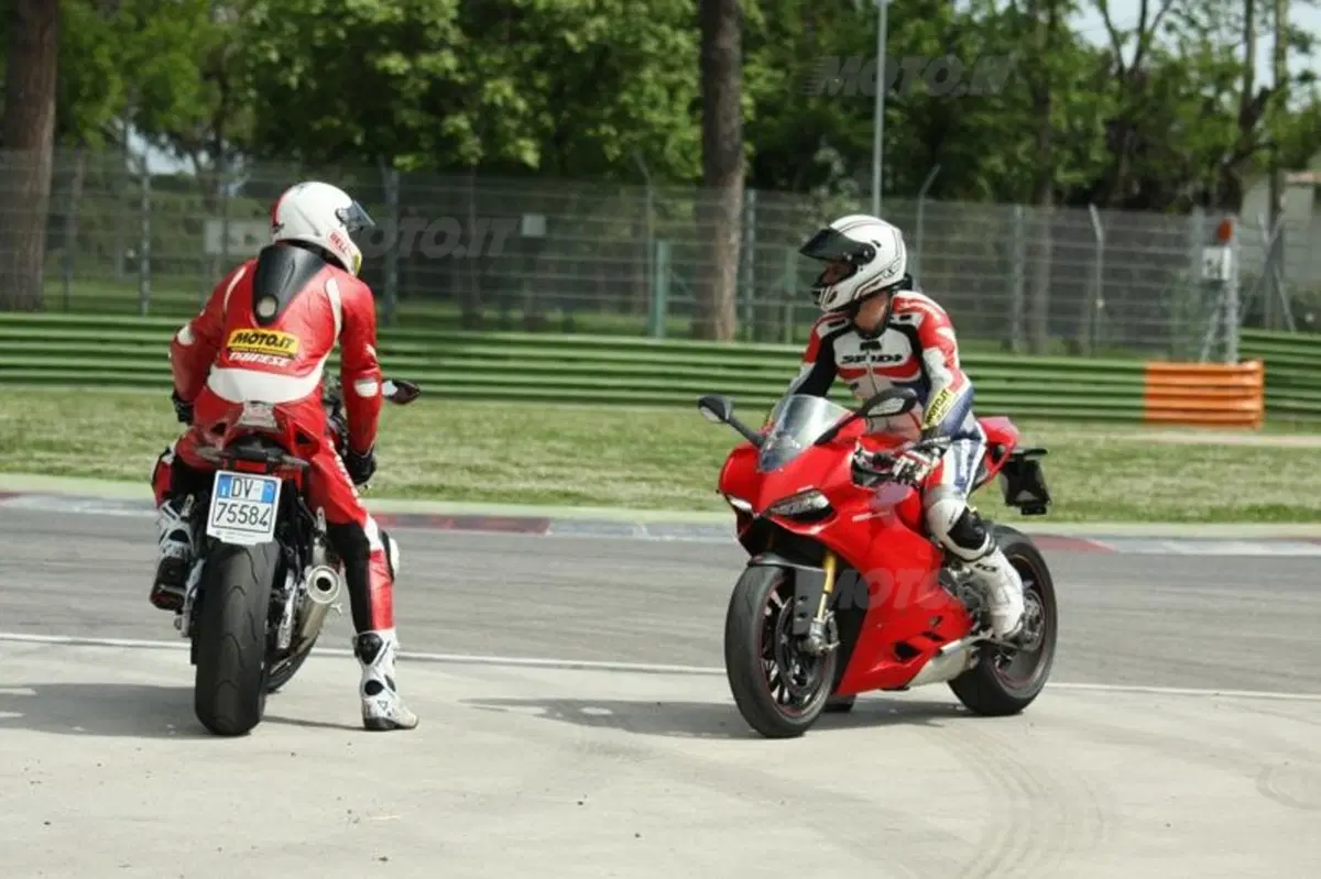 BMW S1000RR VS Ducati Panigale 1199S  (18)