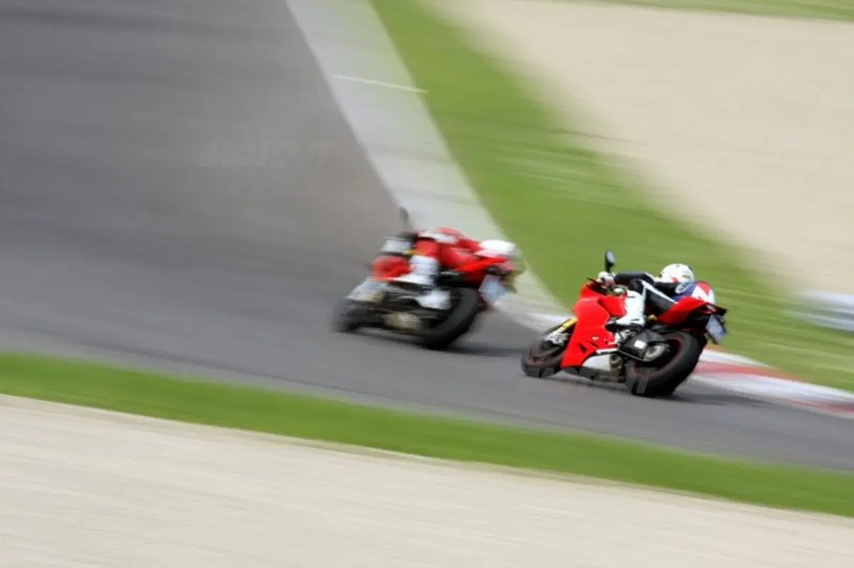 BMW S1000RR VS Ducati Panigale 1199S  (19)