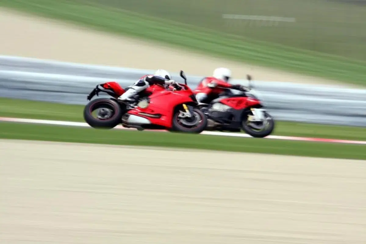 BMW S1000RR VS Ducati Panigale 1199S  (20)
