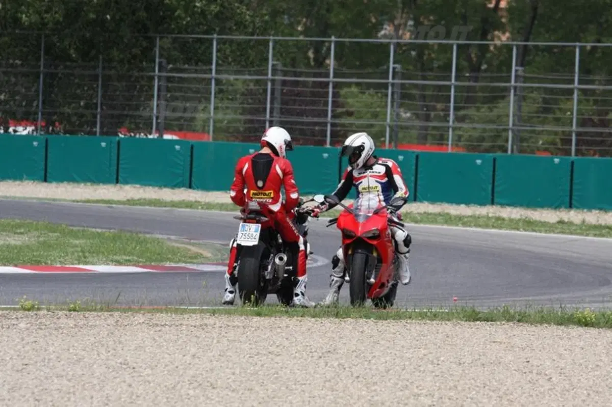 BMW S1000RR VS Ducati Panigale 1199S  (21)