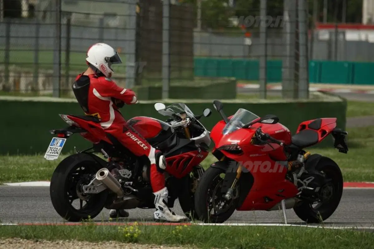BMW S1000RR VS Ducati Panigale 1199S  (22)