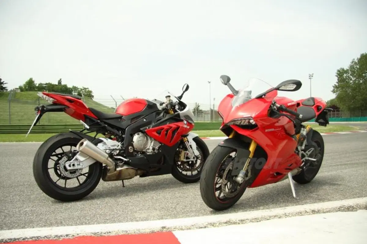 BMW S1000RR VS Ducati Panigale 1199S  (23)