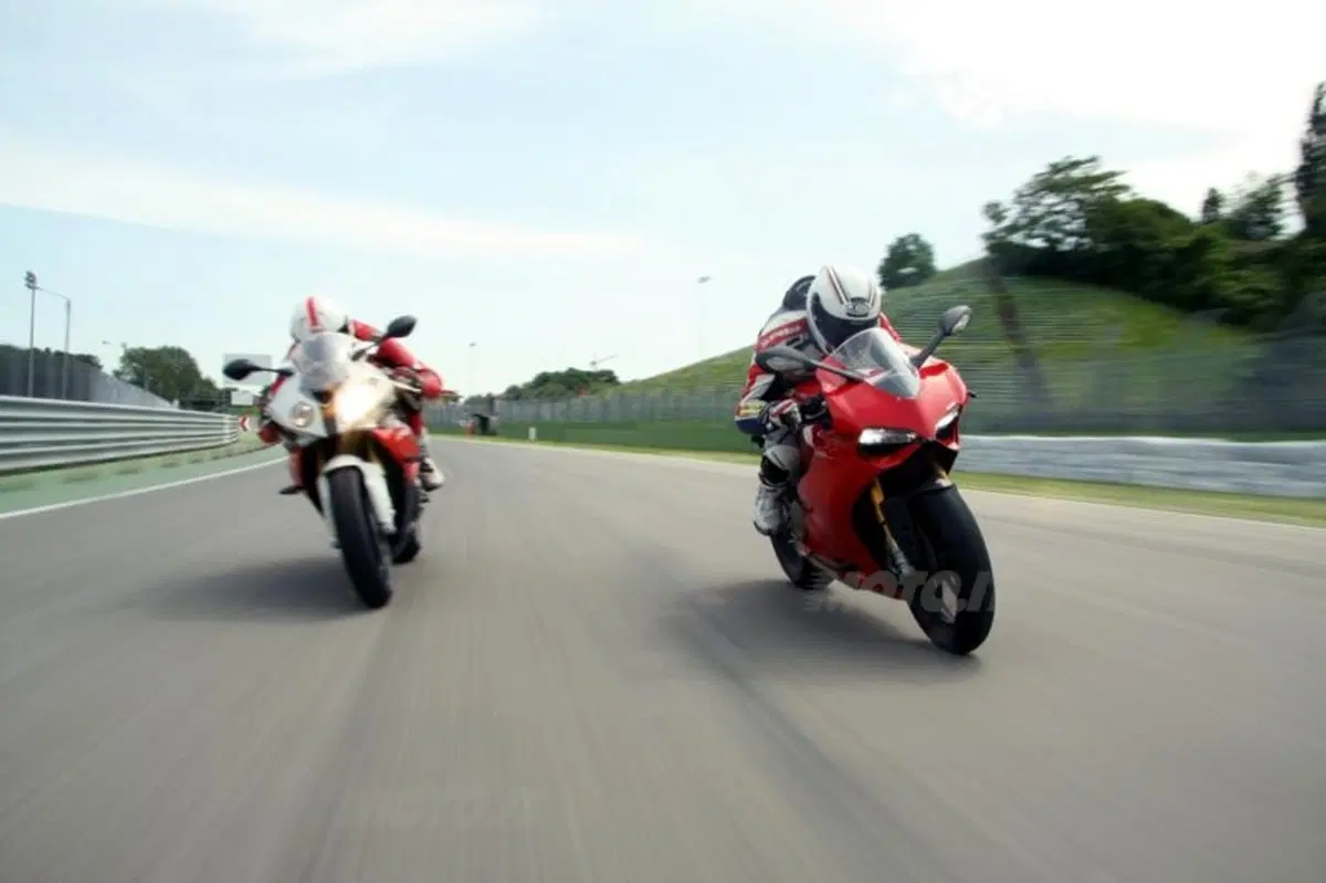 BMW S1000RR VS Ducati Panigale 1199S  (24)