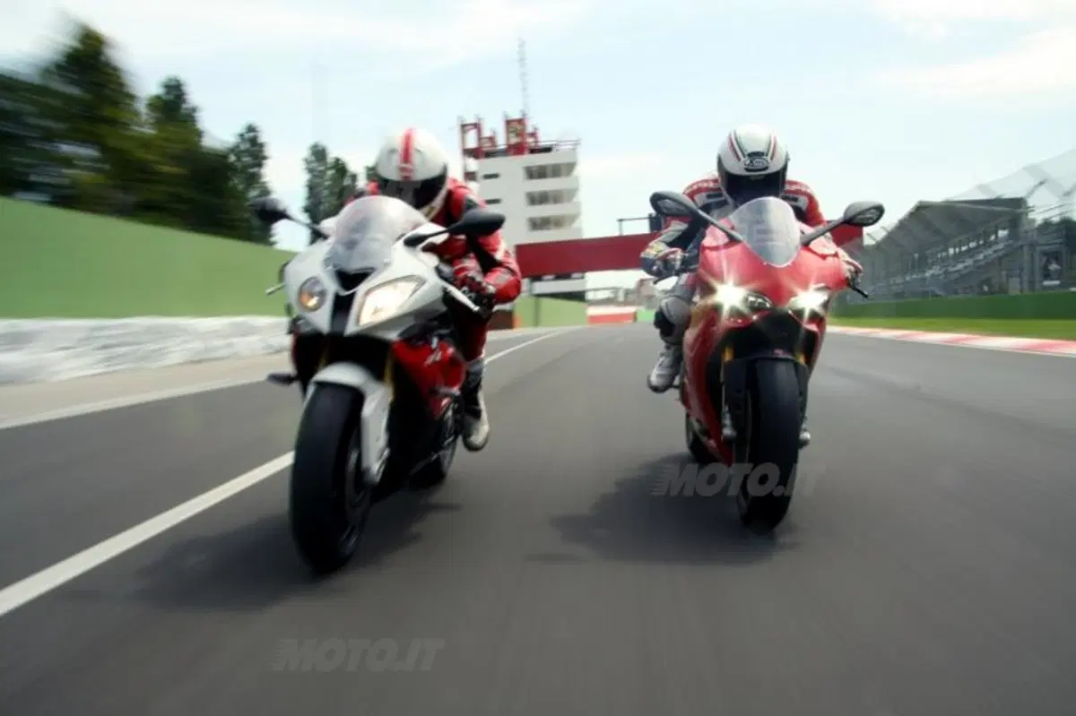BMW S1000RR VS Ducati Panigale 1199S  (25)
