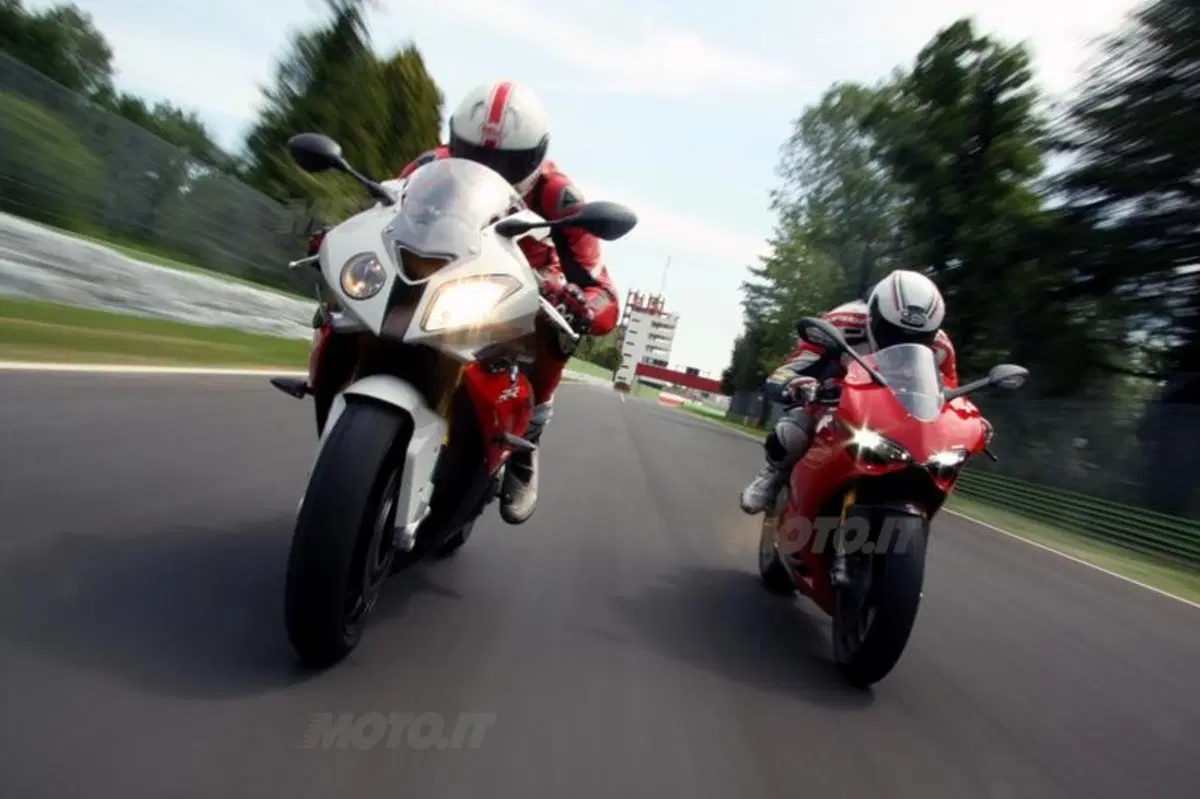 BMW S1000RR VS Ducati Panigale 1199S  (26)