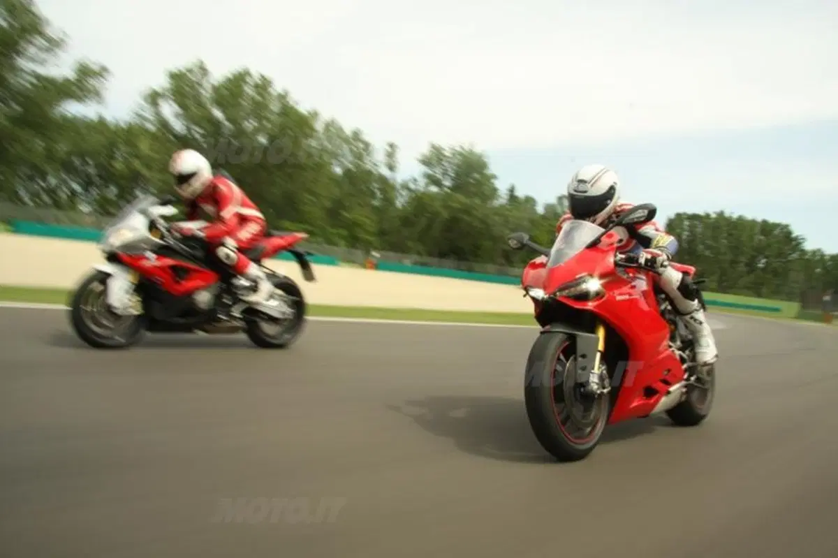 BMW S1000RR VS Ducati Panigale 1199S  (27)