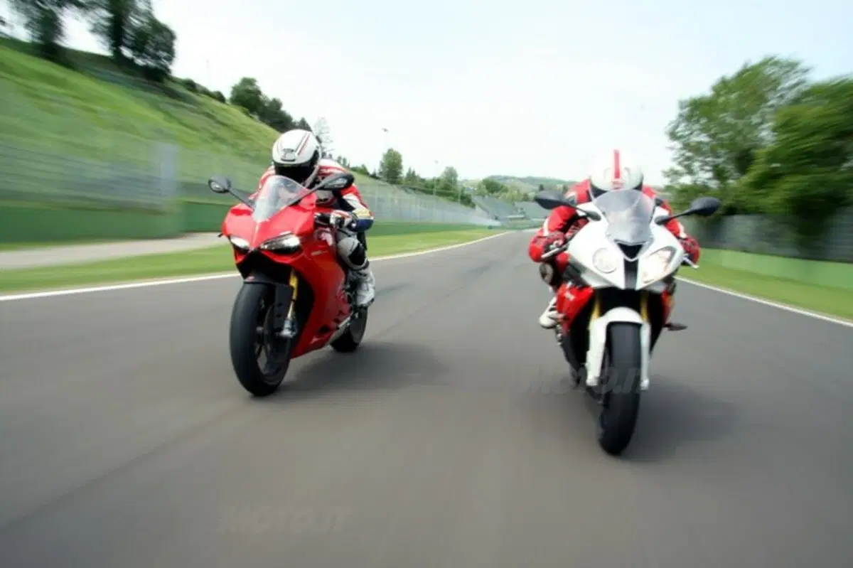 BMW S1000RR VS Ducati Panigale 1199S  (28)