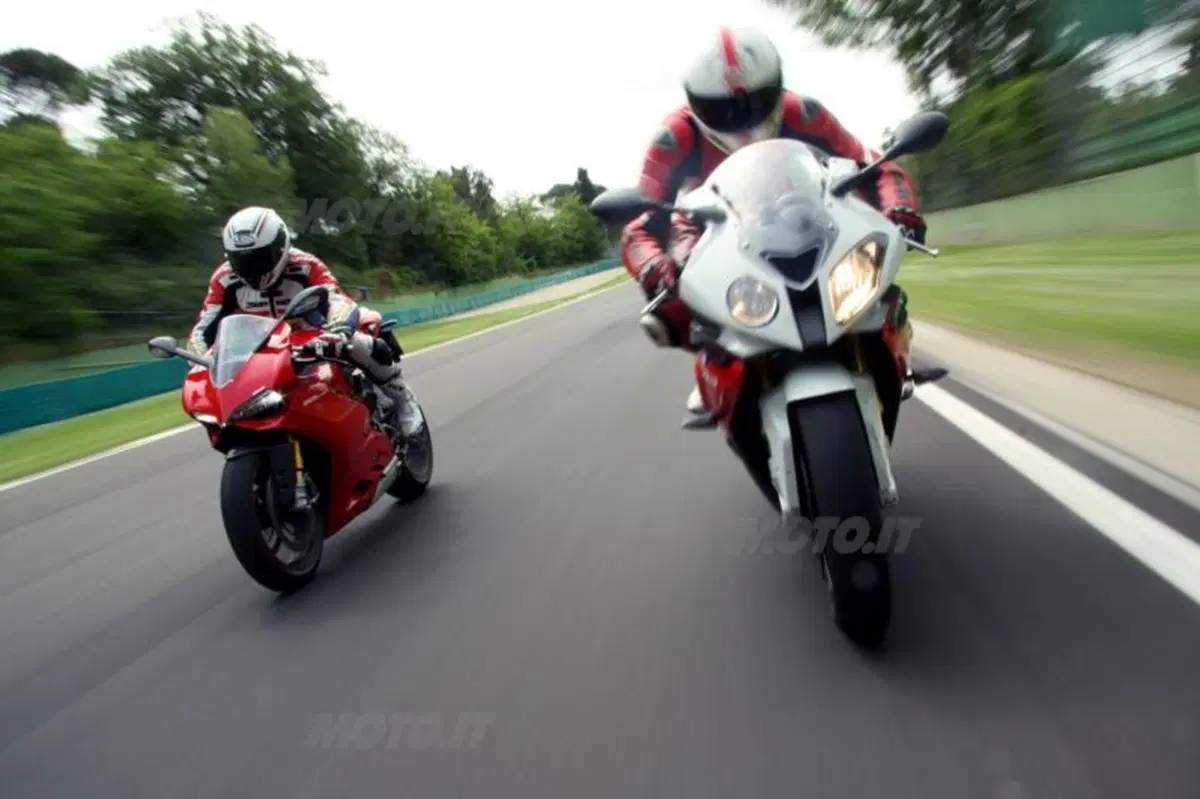 BMW S1000RR VS Ducati Panigale 1199S  (29)