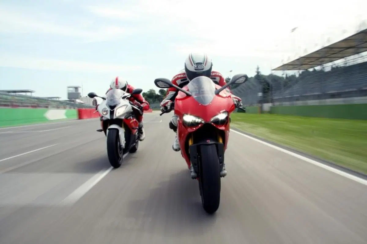 BMW S1000RR VS Ducati Panigale 1199S  (30)