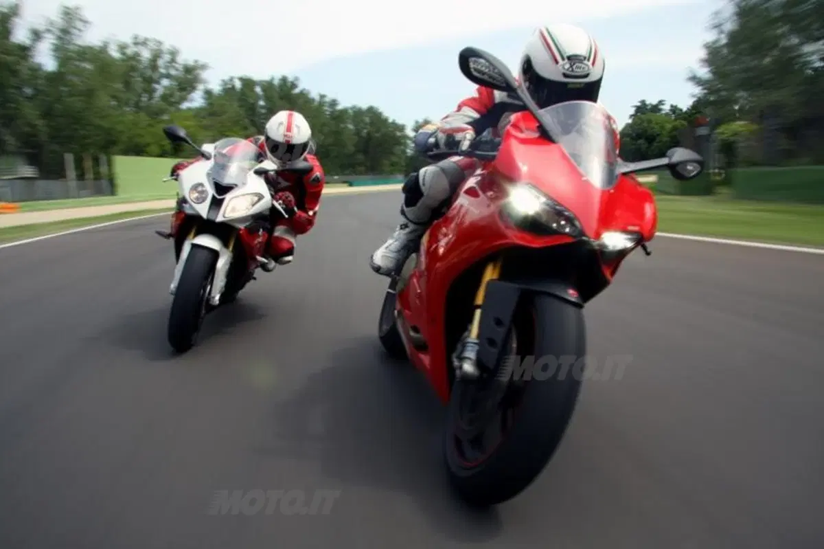 BMW S1000RR VS Ducati Panigale 1199S  (31)