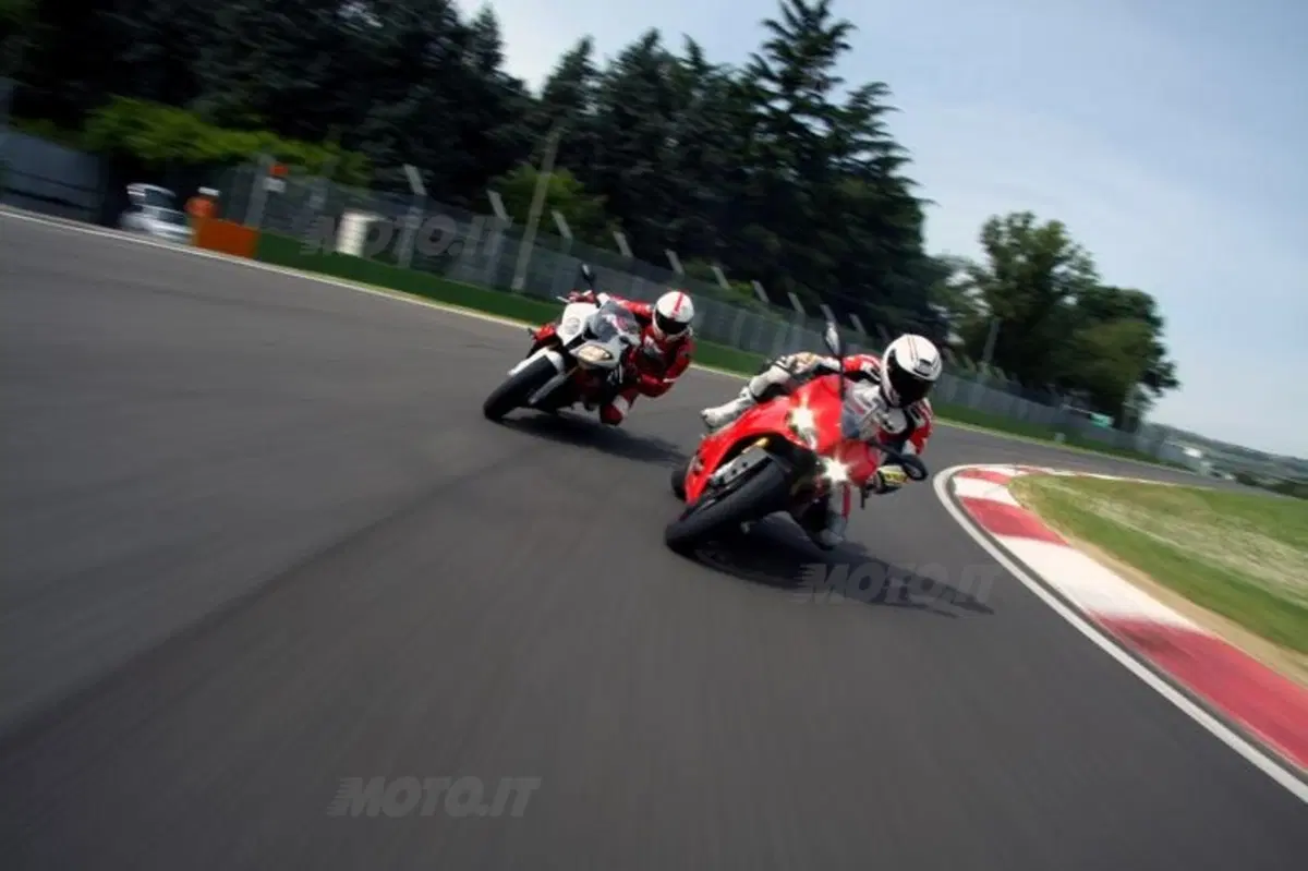 BMW S1000RR VS Ducati Panigale 1199S  (32)