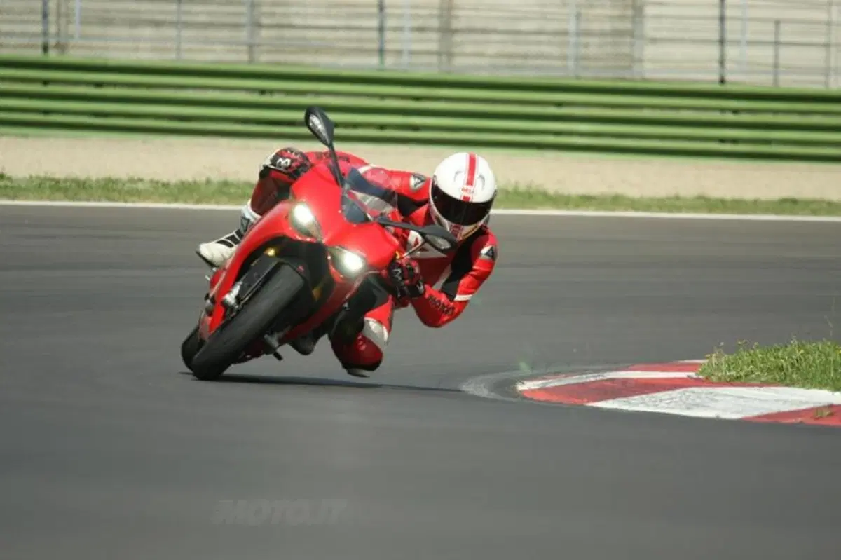 BMW S1000RR VS Ducati Panigale 1199S  (34)