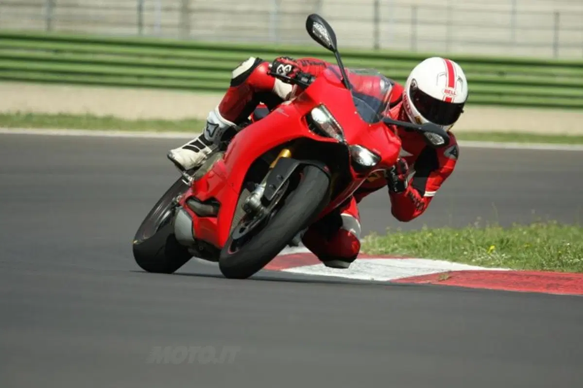 BMW S1000RR VS Ducati Panigale 1199S  (35)