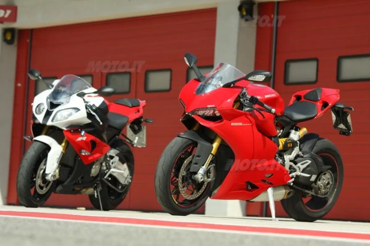 BMW S1000RR VS Ducati Panigale 1199S  (38)