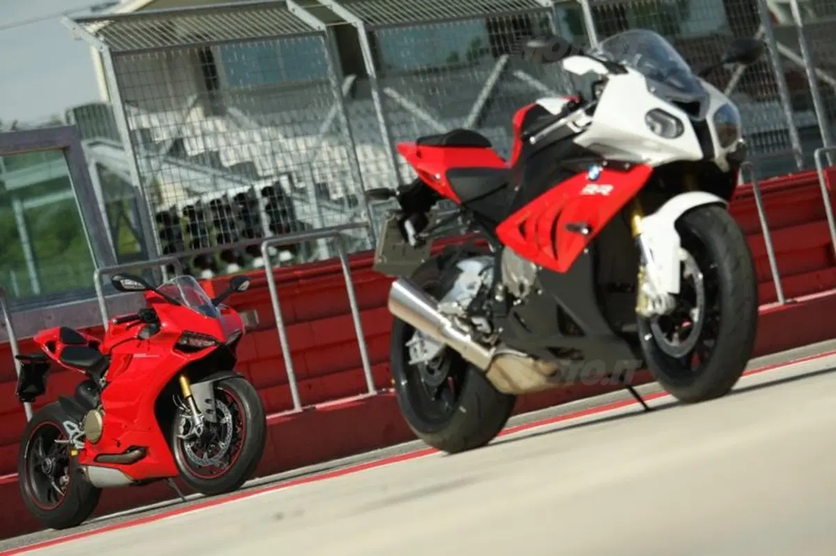 BMW S1000RR VS Ducati Panigale 1199S  (40)