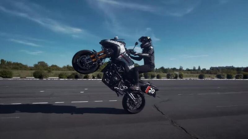 VIDEO. Come impennare con la Yamaha Niken. Stunt a tre ruote