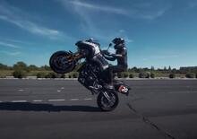 VIDEO. Come impennare con la Yamaha Niken. Stunt a tre ruote