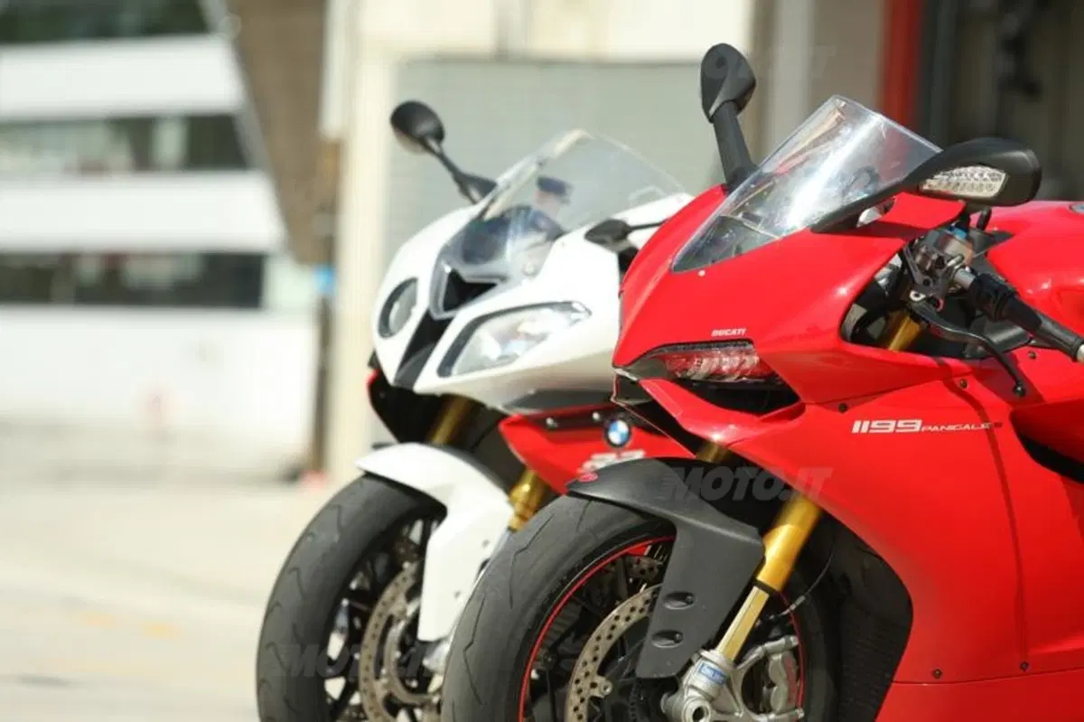 BMW S1000RR VS Ducati Panigale 1199S  (42)