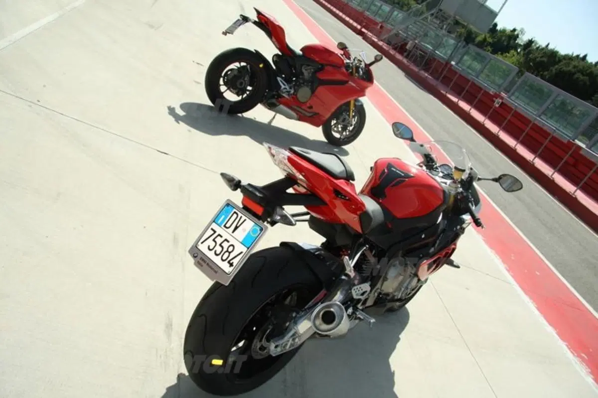 BMW S1000RR VS Ducati Panigale 1199S  (43)