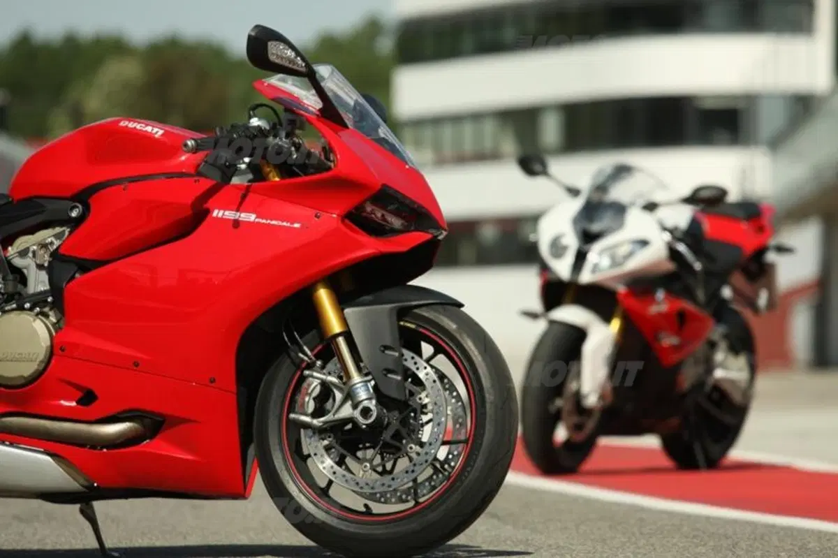 BMW S1000RR VS Ducati Panigale 1199S  (44)