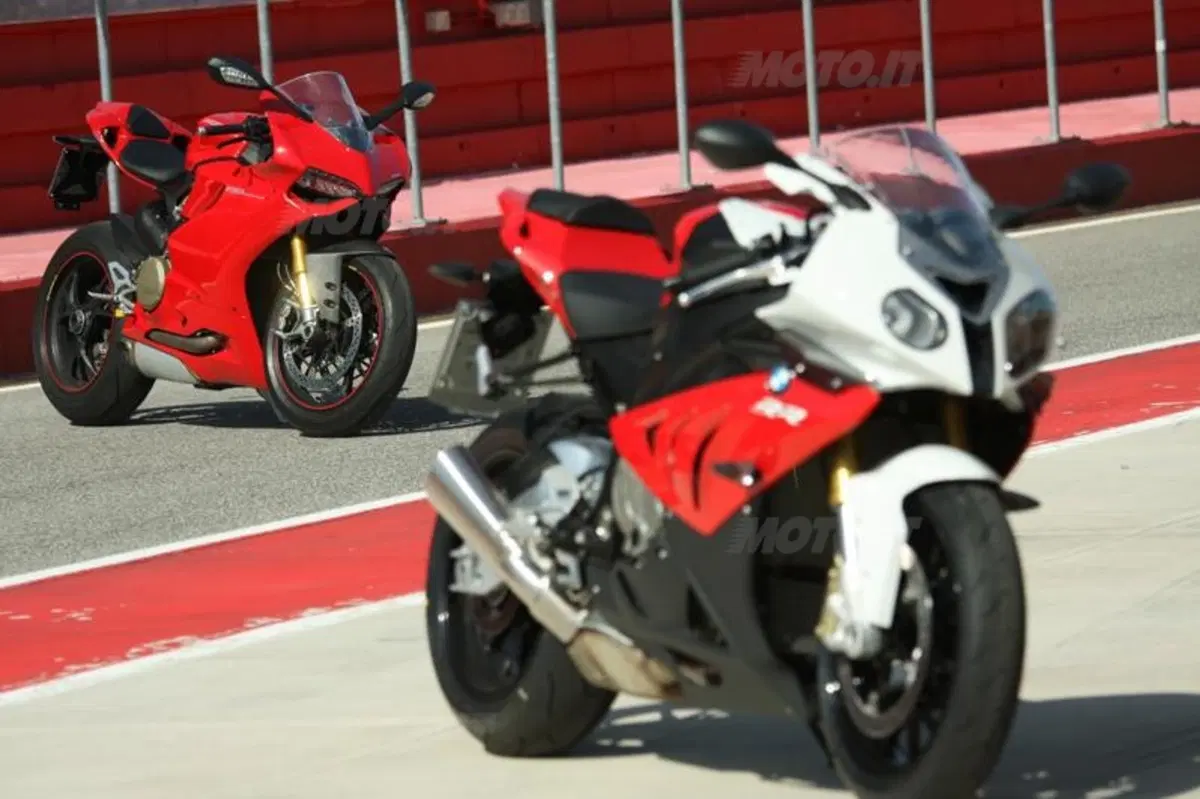 BMW S1000RR VS Ducati Panigale 1199S  (45)