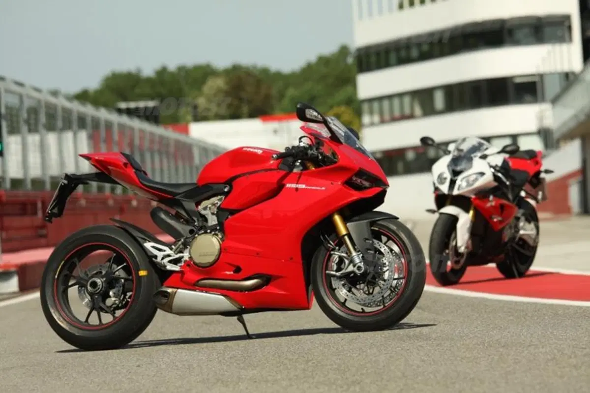 BMW S1000RR VS Ducati Panigale 1199S  (46)