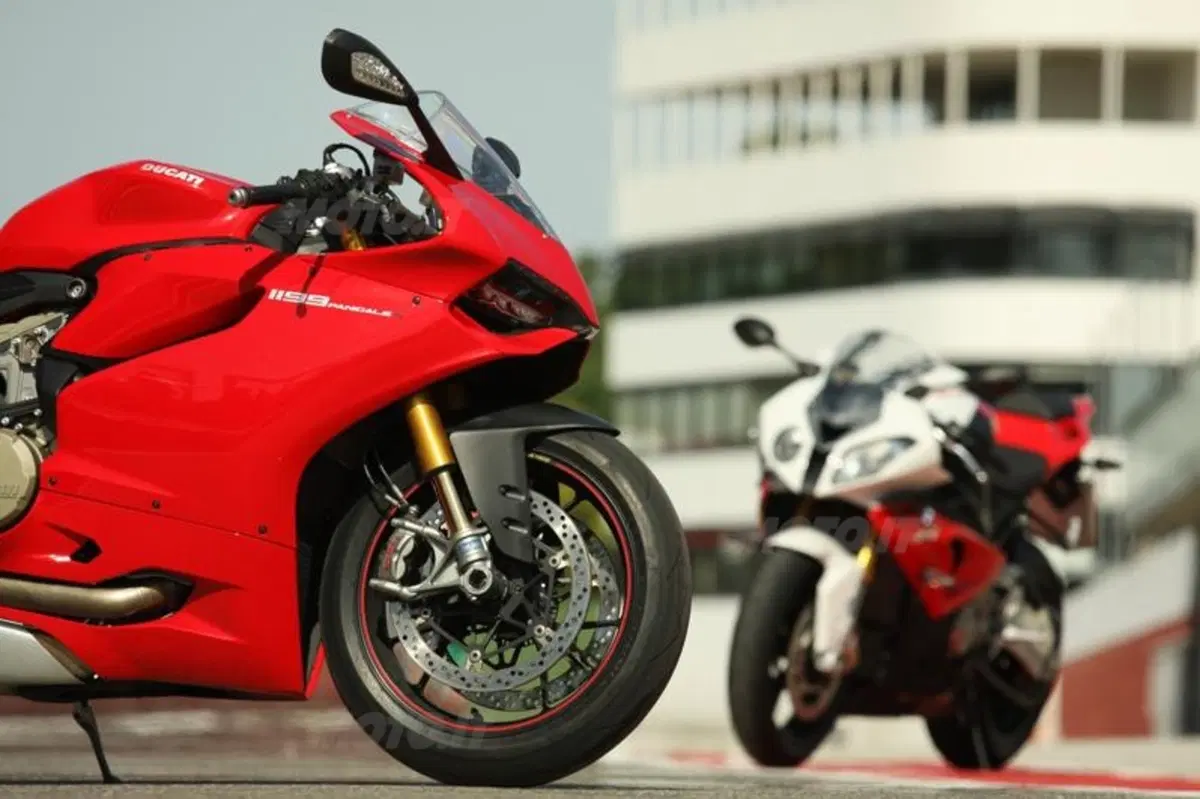 BMW S1000RR VS Ducati Panigale 1199S  (47)