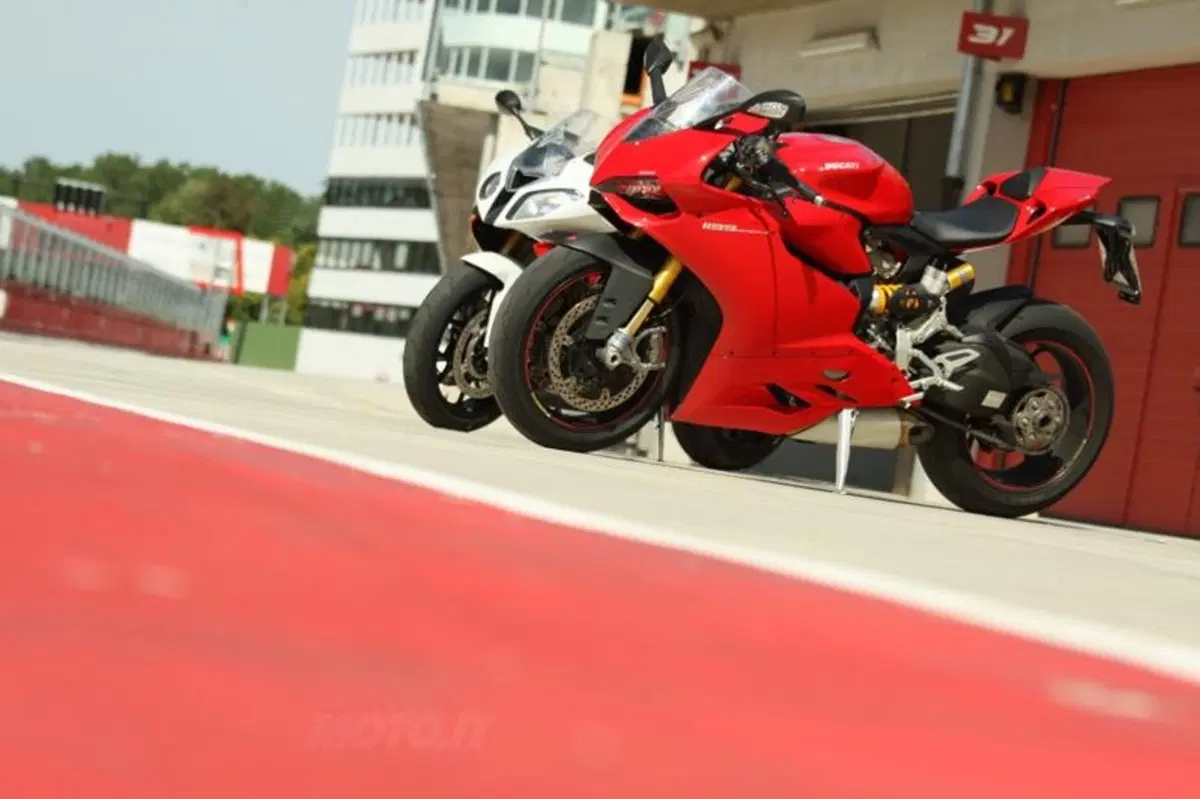 BMW S1000RR VS Ducati Panigale 1199S  (48)
