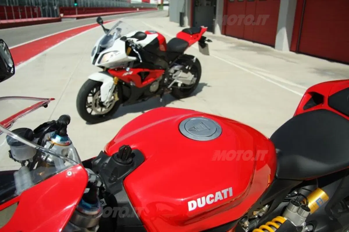 BMW S1000RR VS Ducati Panigale 1199S  (49)
