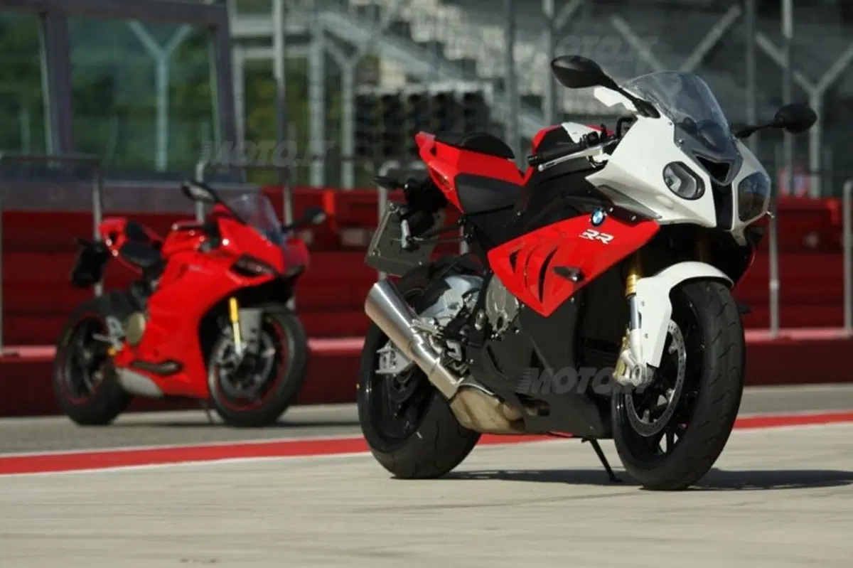 BMW S1000RR VS Ducati Panigale 1199S  (50)