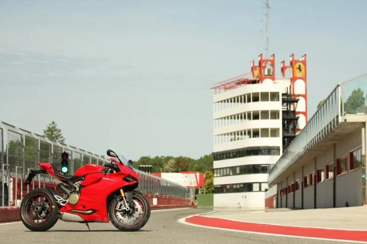 BMW S1000RR VS Ducati Panigale 1199S  (51)