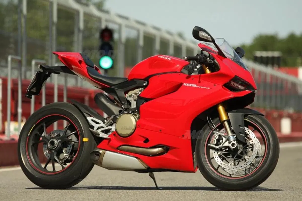 BMW S1000RR VS Ducati Panigale 1199S  (52)