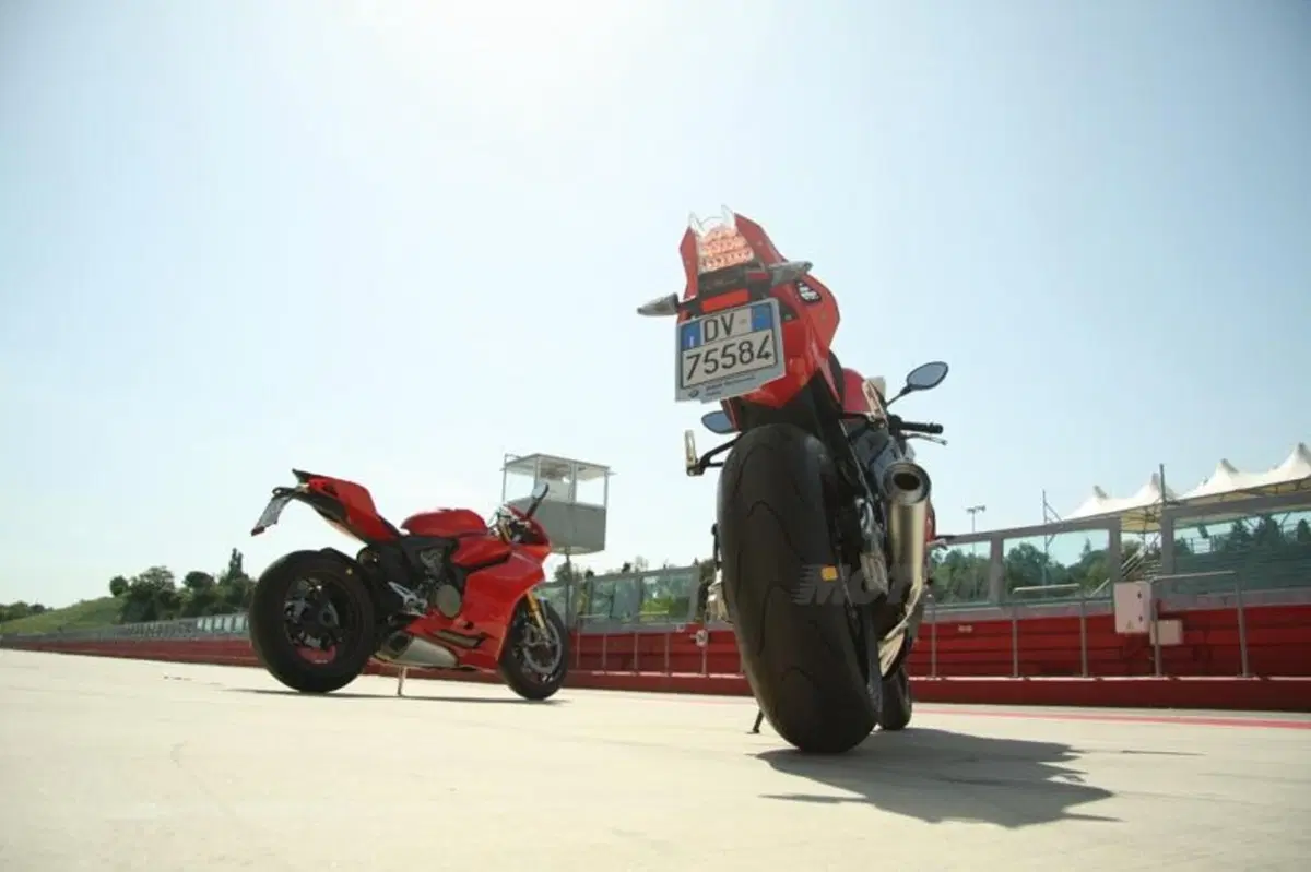BMW S1000RR VS Ducati Panigale 1199S  (53)