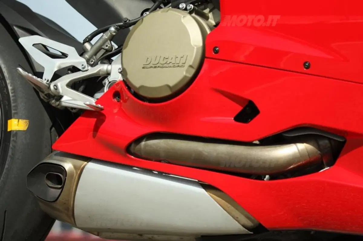 BMW S1000RR VS Ducati Panigale 1199S  (54)