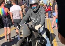 Brad Pitt in moto alla manifestazione per George Floyd 