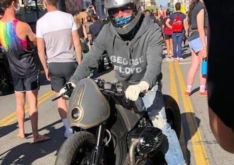 Brad Pitt in moto alla manifestazione per George Floyd 