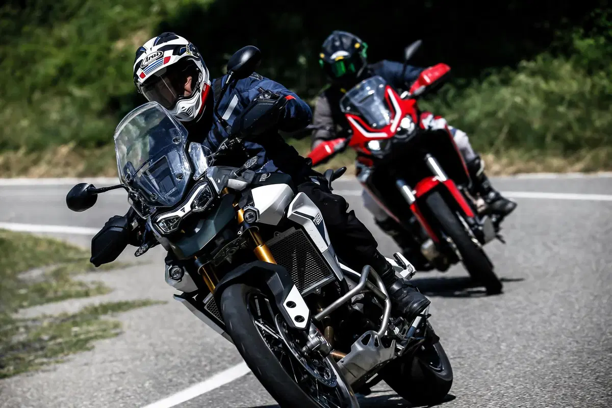 Honda Africa Twin 1100 vs Triumph Tiger Rally 900: SFIDA MAXIENDURO 2020