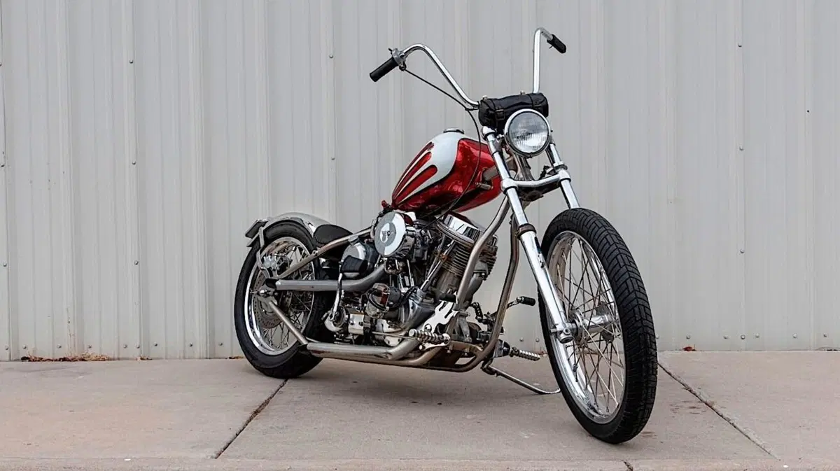 La foto di Brad Pitt sulla sua Harley Indian Larry vale già 12.000 dollari