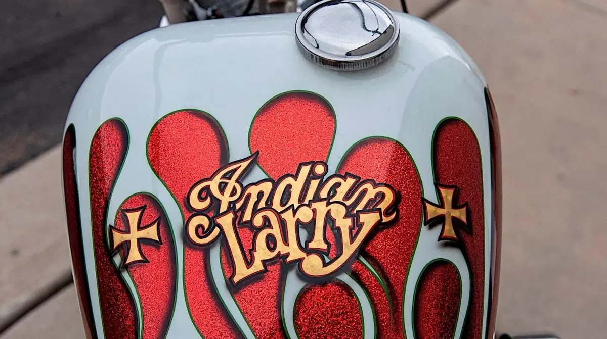 La foto di Brad Pitt sulla sua Harley Indian Larry vale già 12.000 dollari (5)