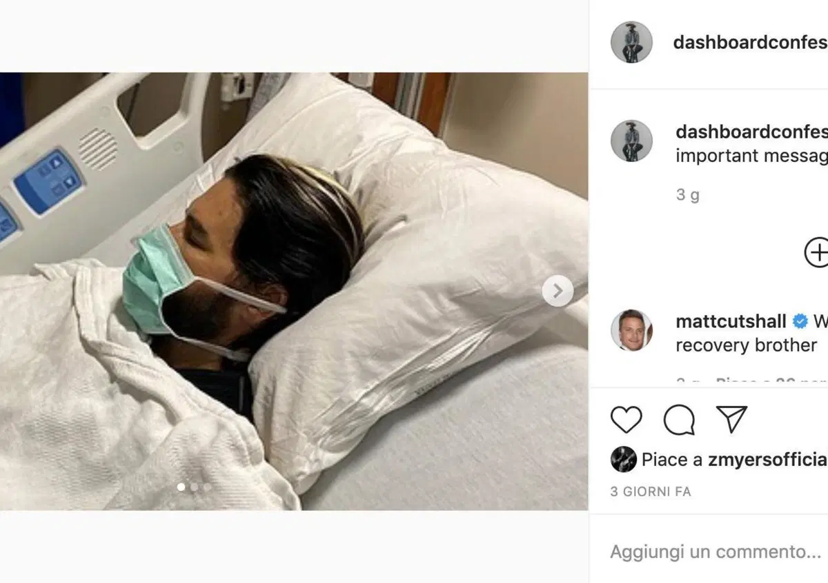 Rockstar si schianta in moto. Su Instagram i marchi dell'abbigliamento tecnico che l&rsquo;hanno salvato