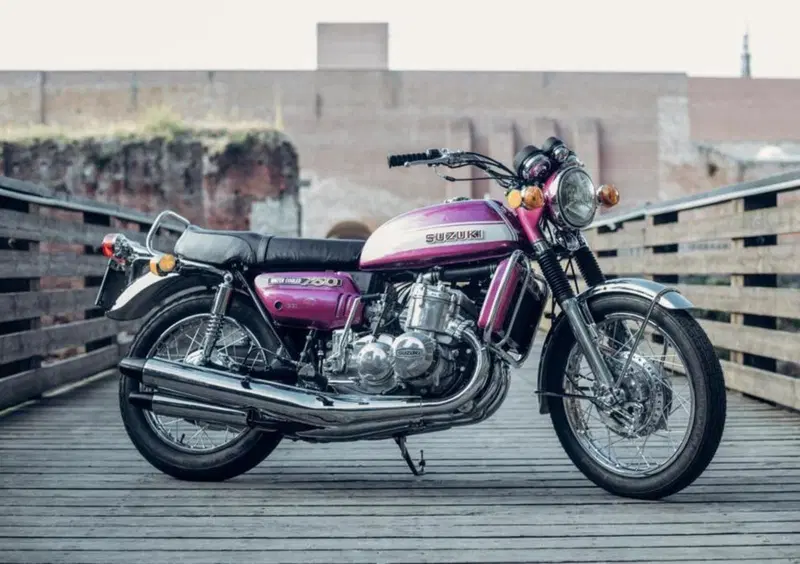 La Suzuki GT 750 usata nel film "La migliore serata della mia vita"