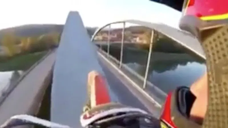 Sull'impalcato di un ponte con la moto da cross. Il video &egrave; da brividi